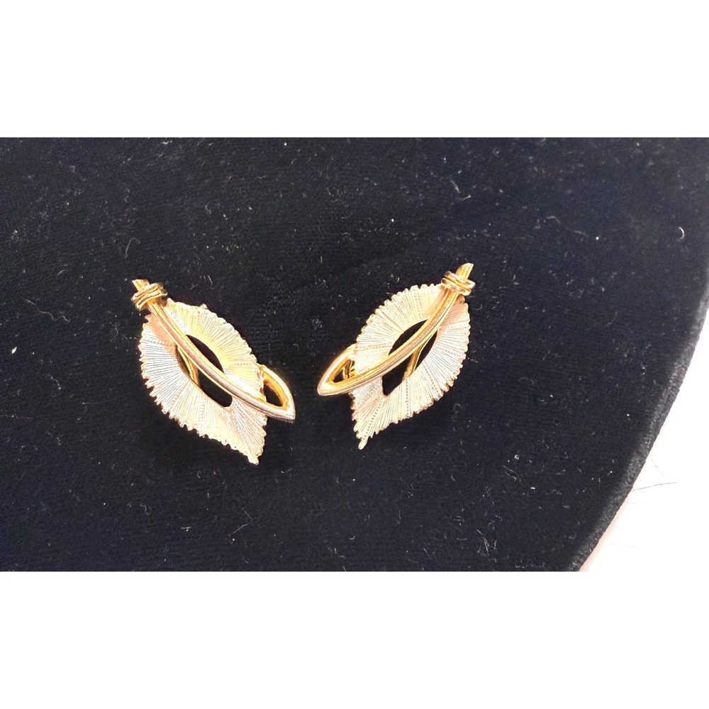 Vintage Gold Tone Textured Leaf Clip On Earrings Botanical Mid Century Design